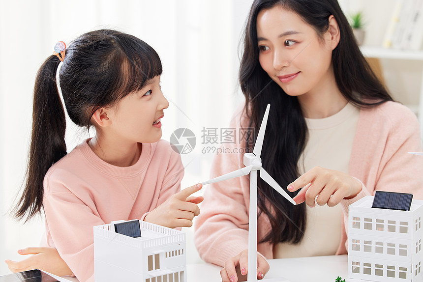 妈妈教女儿低碳环保新能源知识图片