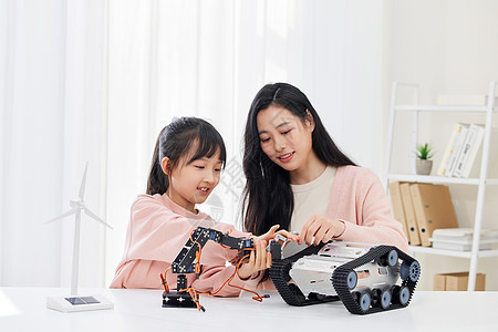 妈妈和女儿一起操作编程机器人高清图片