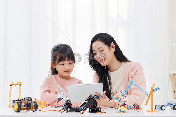 老师给小女孩上机器人编程课图片