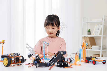 组装编程机器人的小女孩图片