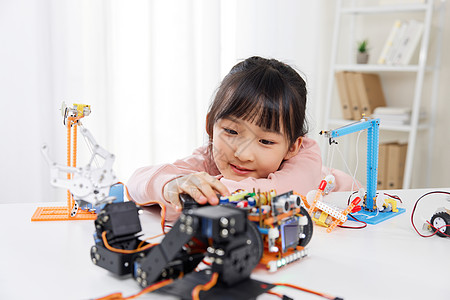 小女孩组装编程机器人图片