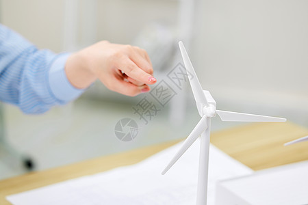 办公桌上的风车模型图片