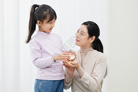 儿童风车妈妈教女儿保护地球背景