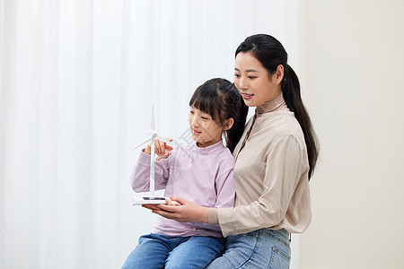 妈妈给女儿科普风力发电知识图片