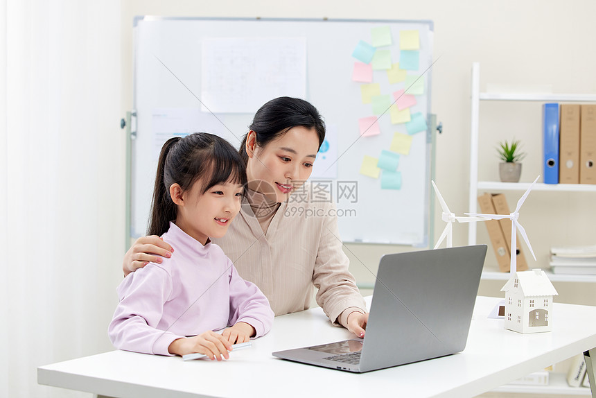 老师带学生电脑上学习知识图片