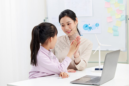 工业能源老师鼓励学习的小女孩背景