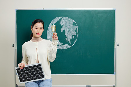 手拿节能灯泡和太阳能板的老师形象图片