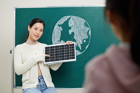 老师教小女孩太阳能板发电原理图片
