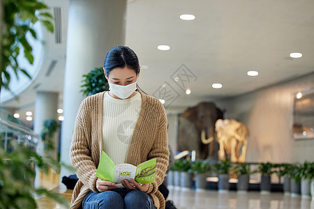 研究导览手册戴口罩的女性背景