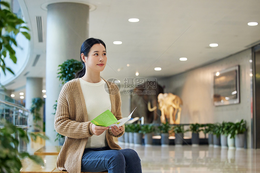 研究导览手册的女性图片