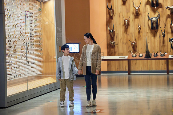 年轻妈妈带着儿子参观博物馆图片