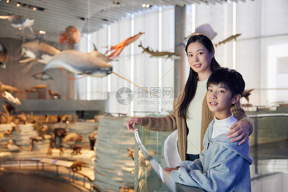小男孩和妈妈一起参观博物馆图片