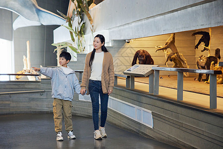母亲带着孩子在自然博物馆参观图片