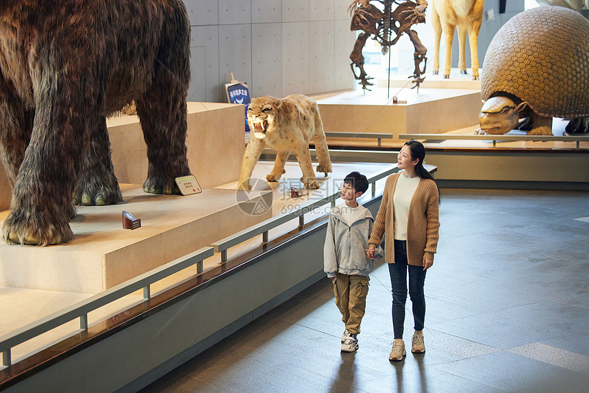 母亲带着孩子在自然博物馆参观图片