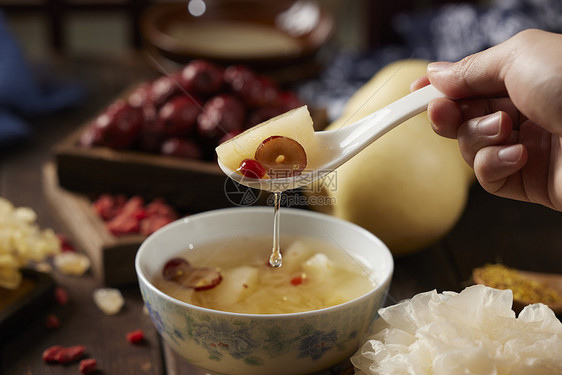 传统美食冰糖雪梨中式甜品图片