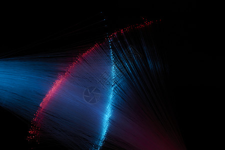 红色与蓝色光纤交织图片