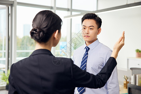 房产中介向商务男士介绍图片