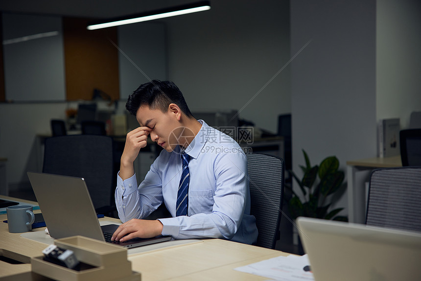 办公室加班男性眼睛疲劳高清图片下载-正版图片507698659-摄图网
