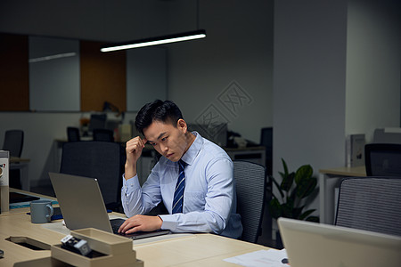 深夜办公室深夜加班的职场男性背景