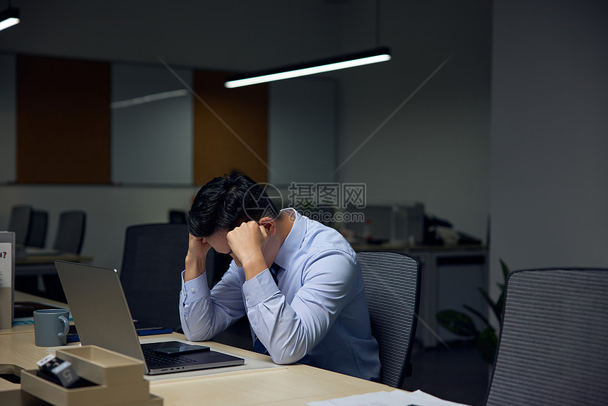 办公室加班男性身体疲惫高清图片下载-正版图片507698664-摄图网