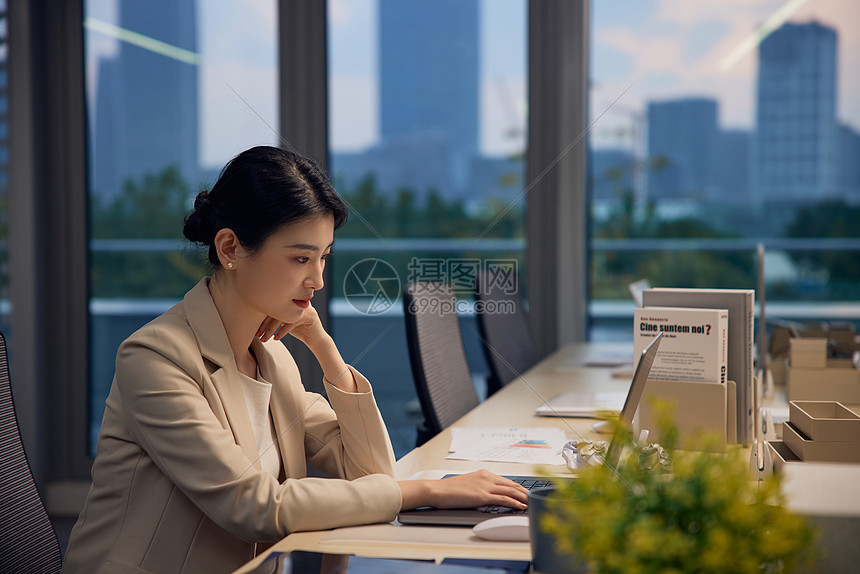 办公室加班的女性高清图片下载-正版图片507698672-摄图网