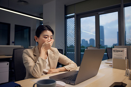 加班的职场女性打哈欠图片