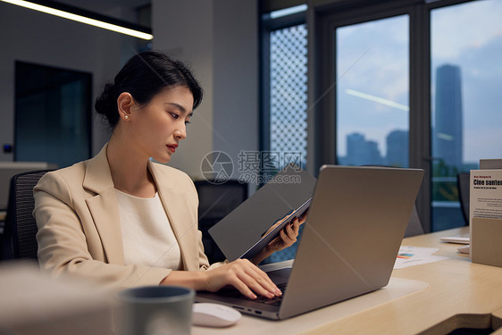 独自在办公室加班的职场女性图片