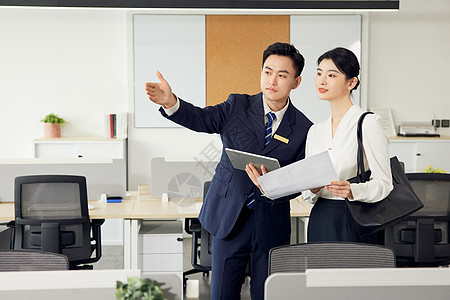 房产中介带女性顾客看场地图片素材