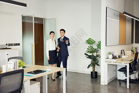 照片  |中介现场带客户看办公场地照片  |房产中介售楼销售形象照片