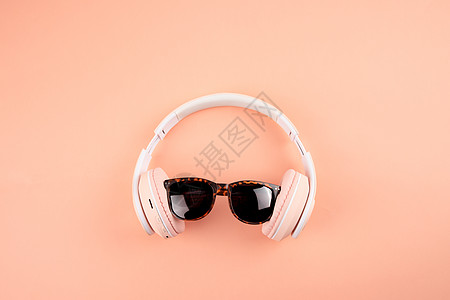 休闲概念耳机和太阳眼镜背景图片