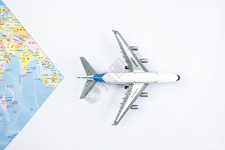 飞机在地图上飞行图片