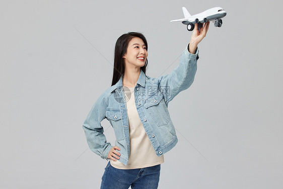 青年女性手拿飞机模型图片