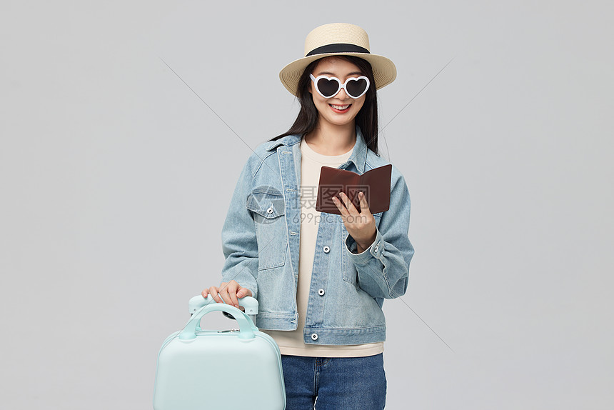 青年女性出国旅游度假图片