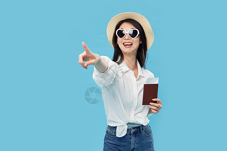手拿护照本机票的度假女性高清图片