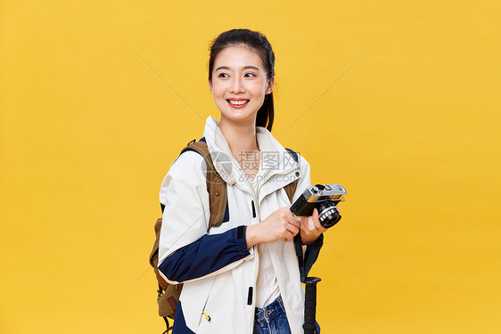 户外登山徒步的青年女子图片