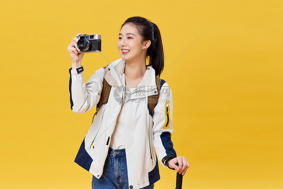 户外登山徒步拍照的青年女子图片