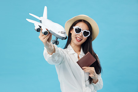 出国旅行坐飞机的青年女性图片
