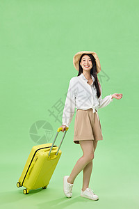 拖行李箱旅行拖行李箱的青年女性背景