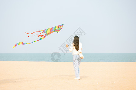 在海边放风筝的女生背影图片