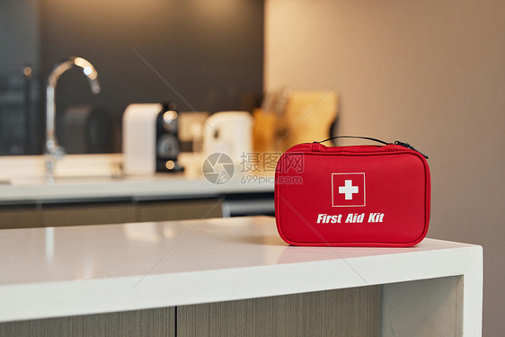 厨房餐桌上的便携急救医疗包图片