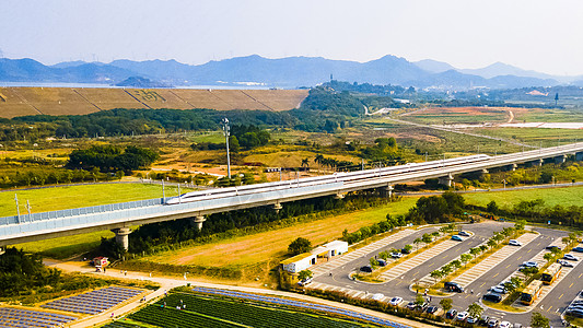 穿过田园的高铁图片