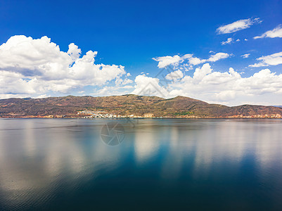 大理洱海蓝天白云湖泊倒影背景图片