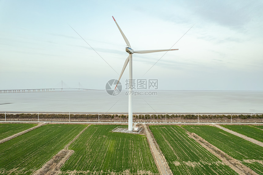 海边的风力发电风车图片