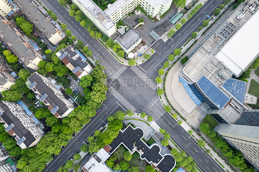 航拍空无一人的十字路口图片