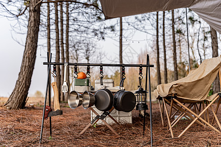 户外炊具在森林露营营地里露营背景