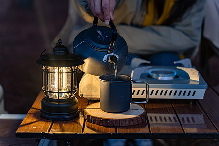 夜晚户外露营正在煮茶图片