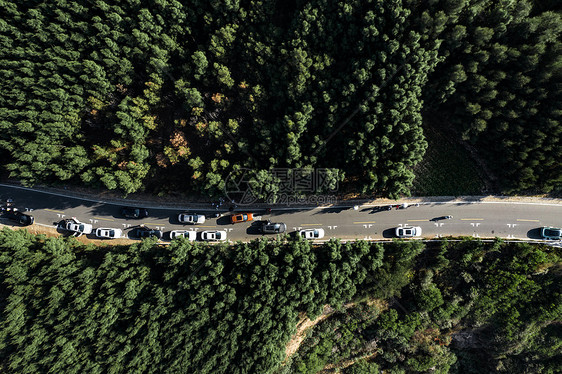 俯拍平潭岛网红海滨公路和车辆图片