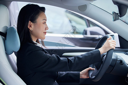 科技驾驶新能源汽车的商务女性白领背景