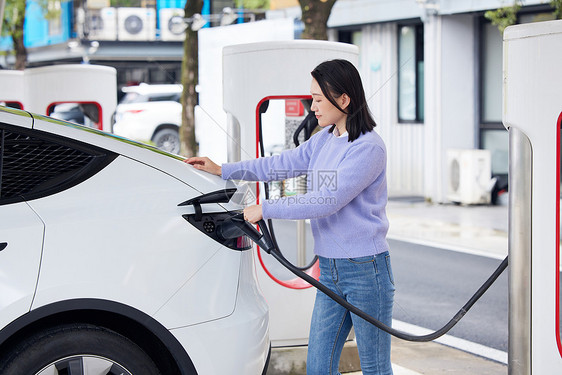 给新能源汽车插电的女性图片