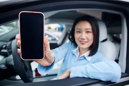 开车的女性展示手机图片